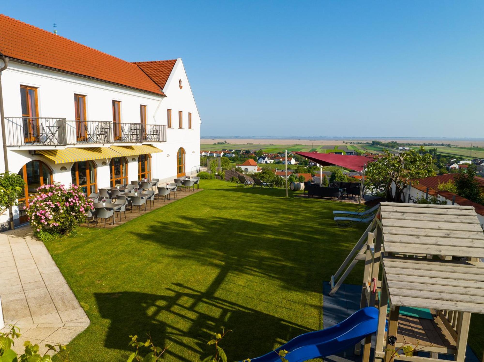 Weingut & Gaestehaus Zum Seeblick - Familie Sattler Jois Exterior photo